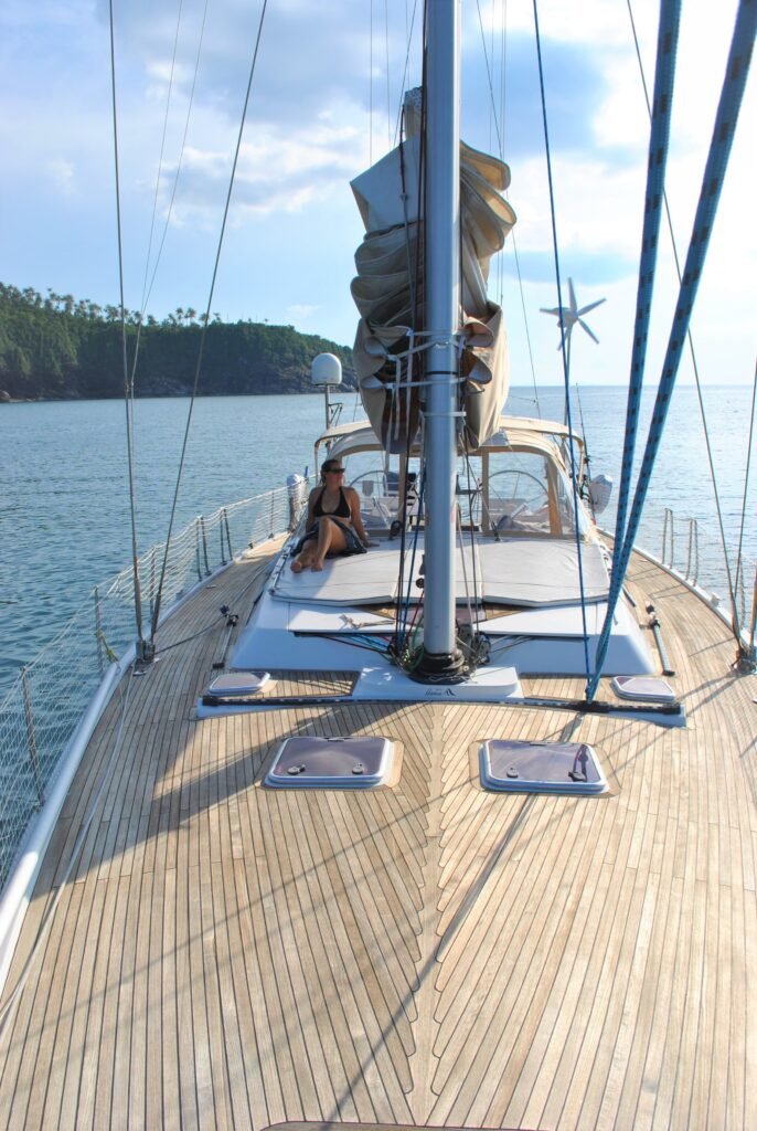 Aello Yachting offers private excursions on a large and beautiful luxury sailboat in Koh Samui, in southern Thailand.