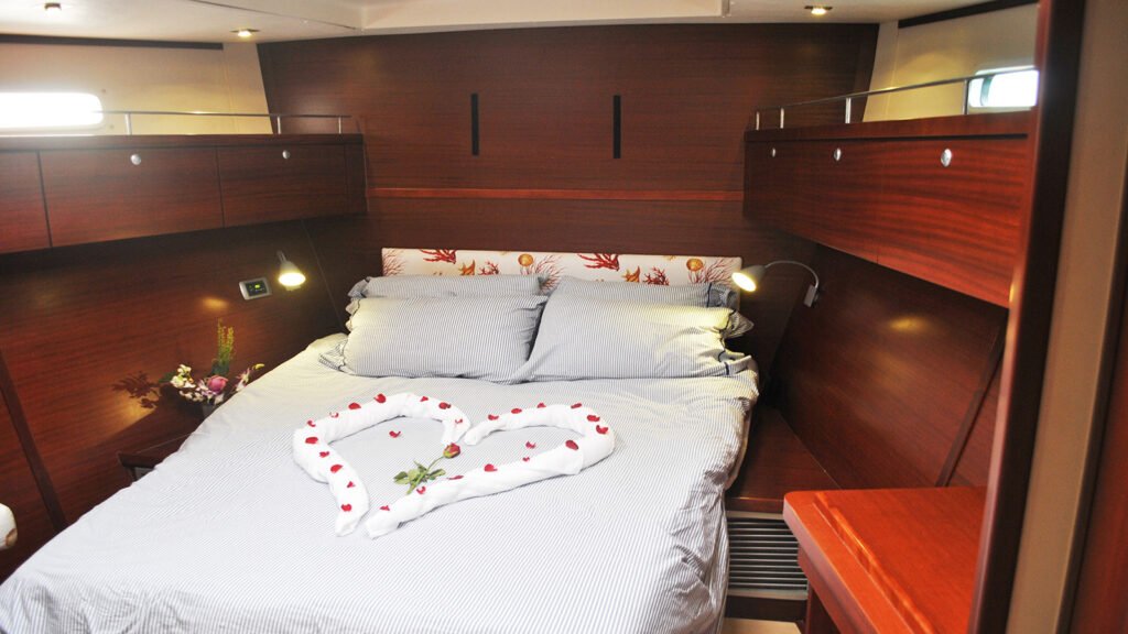 3 bedrooms with 3 bathrooms on the Aello Yachting sailboat, Koh Samui